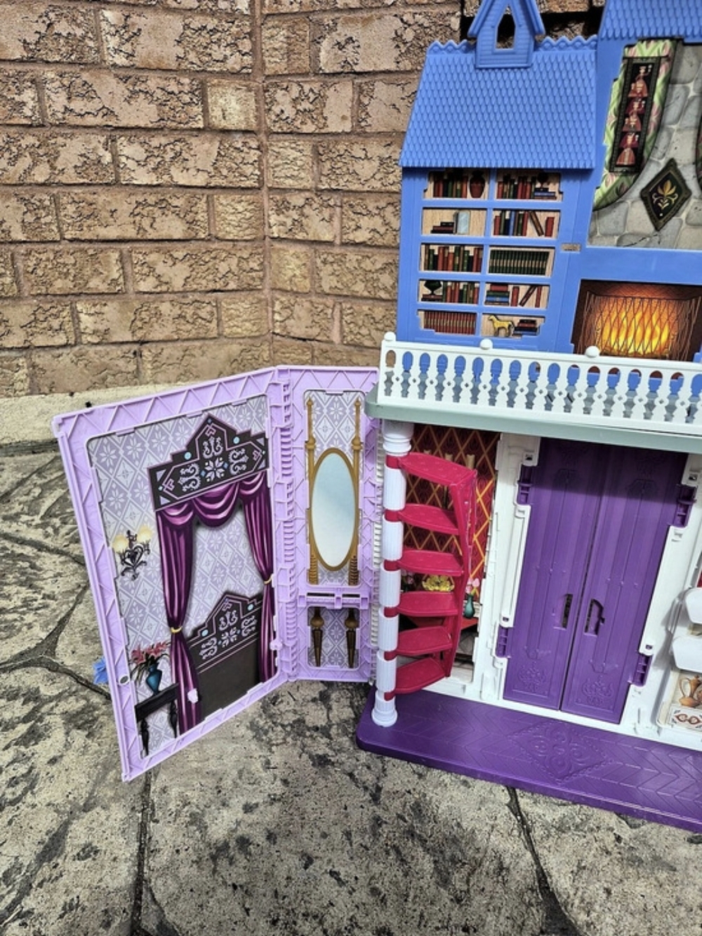 Disney Frozen 2 Fold & Go Portable Arendelle Castle Playset Dollhouse - Picture 9 of 15